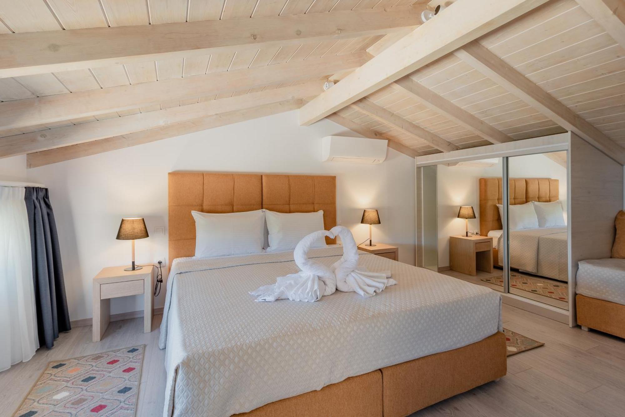 Swans Luxury Homes Коммено Номер фото